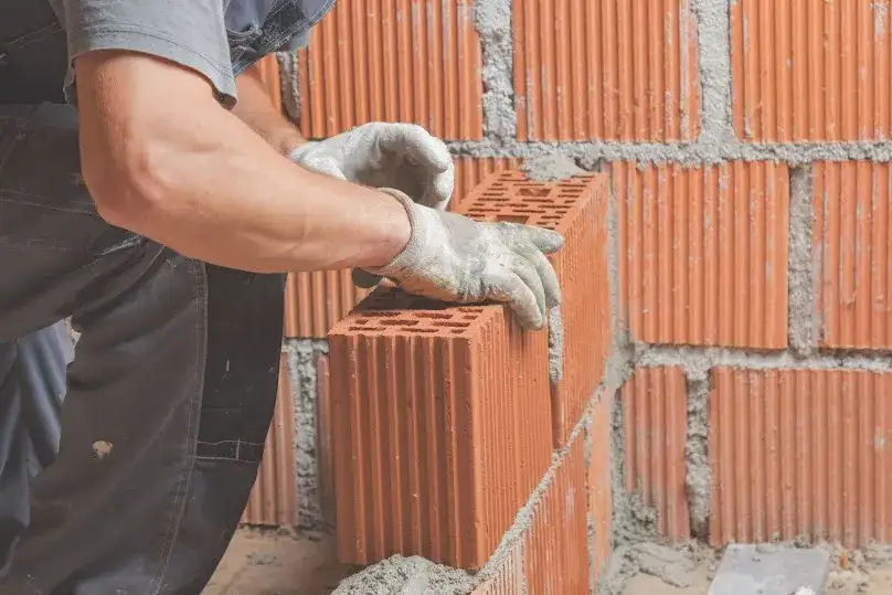 Jaką zaprawę do pustaków ceramicznych wybrać, by uniknąć błędów?