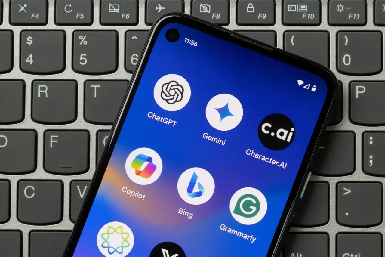 Ekran telefonu z ikonami aplikacji AI: ChatGPT, Gemini, Copilot, Bing, Grammarly. Szukasz sposobu, jak wyłączyć AI w Androidzie?