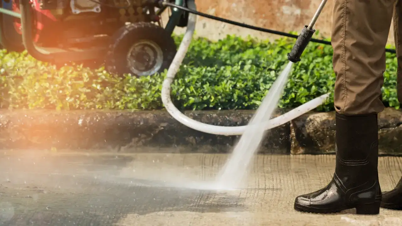 Jaka myjka ciśnieniowa? Wybierz idealną do auta, kostki, elewacji!