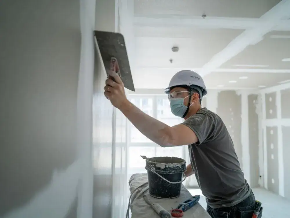 Jak wyrównać sufit w bloku - skuteczne metody i porady na problemy z nierównościami