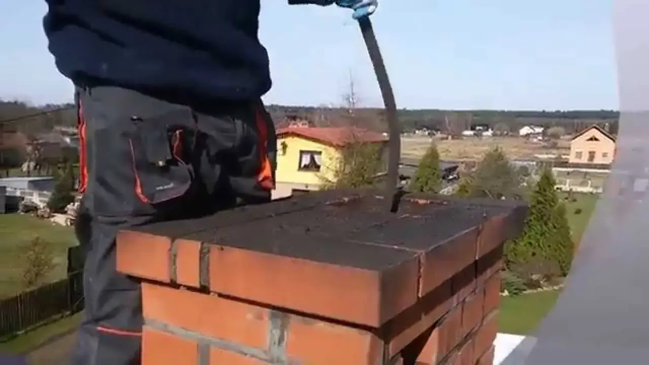 Skuteczne metody na wypalenie sadzy w kominie i zapobieganie pożarom