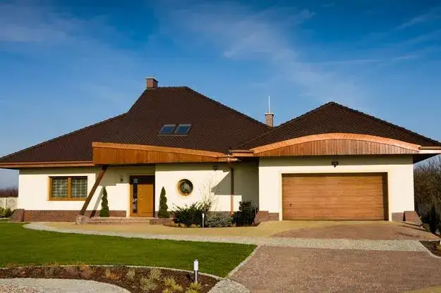 Jaka elewacja do brązowych okien? Sprawdzone kolory dla pięknego efektu