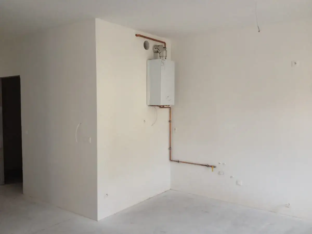 Nowe mieszkanie, w rogu wisi piecyk gazowy. Czy można zabudować piecyk gazowy? Instalacja miedziana.