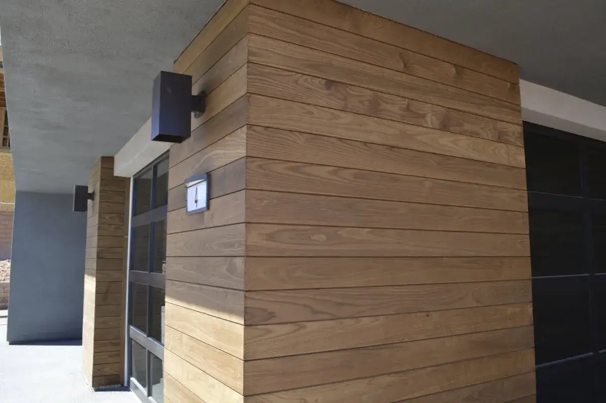 Jakie drewno na elewacje domu? Wybierz najlepsze gatunki dla trwałości.