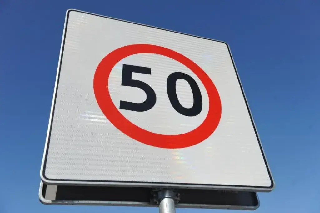 Z jaką prędkością może jechać autokar? Sprawdź limity na drogach