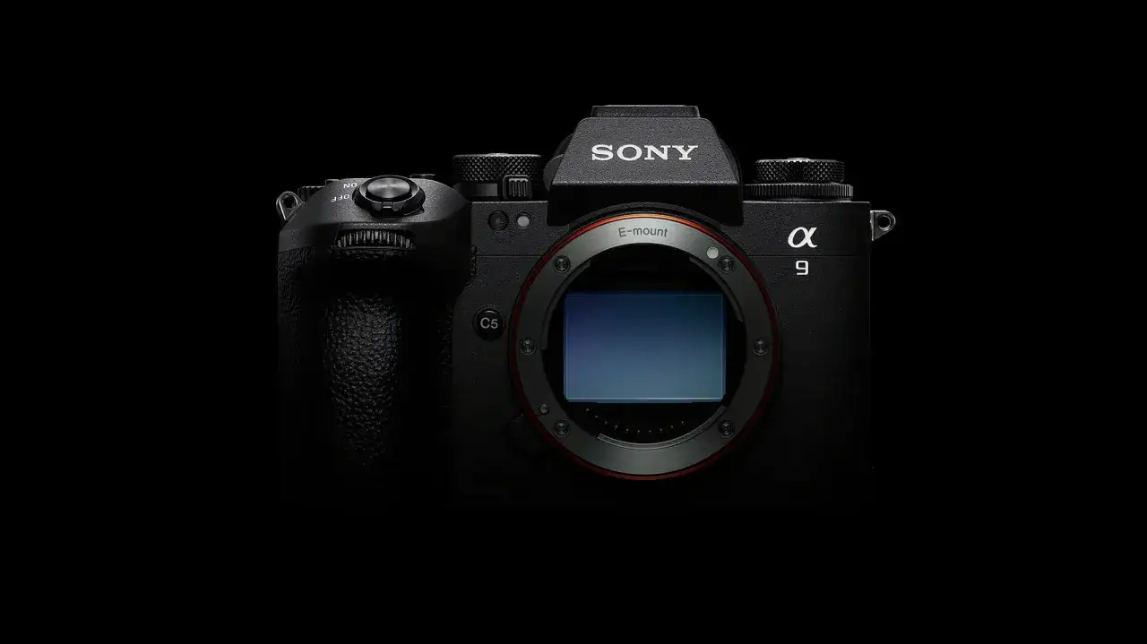 Profesjonalny aparat Sony a9iii z widocznym sensorem i mocowaniem E-mount, gotowy do uchwycenia każdej chwili.