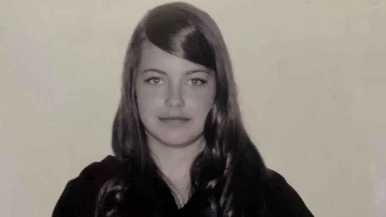 Młoda Izabela Strzałkowska z burzą ciemnych włosów i delikatnym uśmiechem.