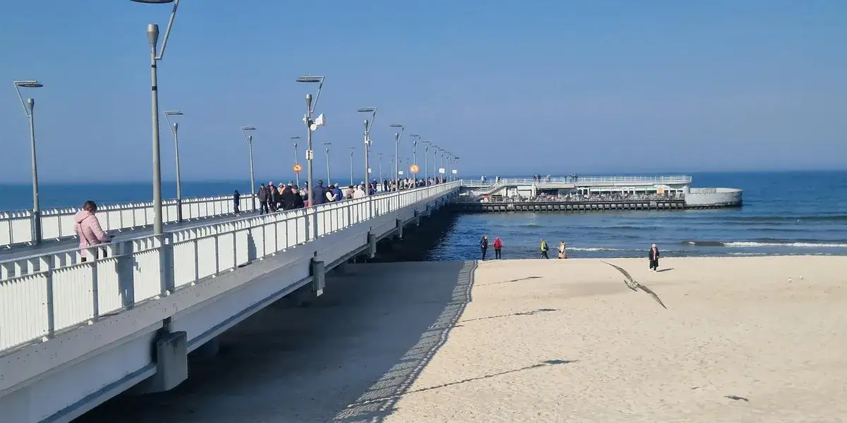 Molo w Kołobrzegu: Płatne? Cennik 2025, ulgi i darmowy wstęp