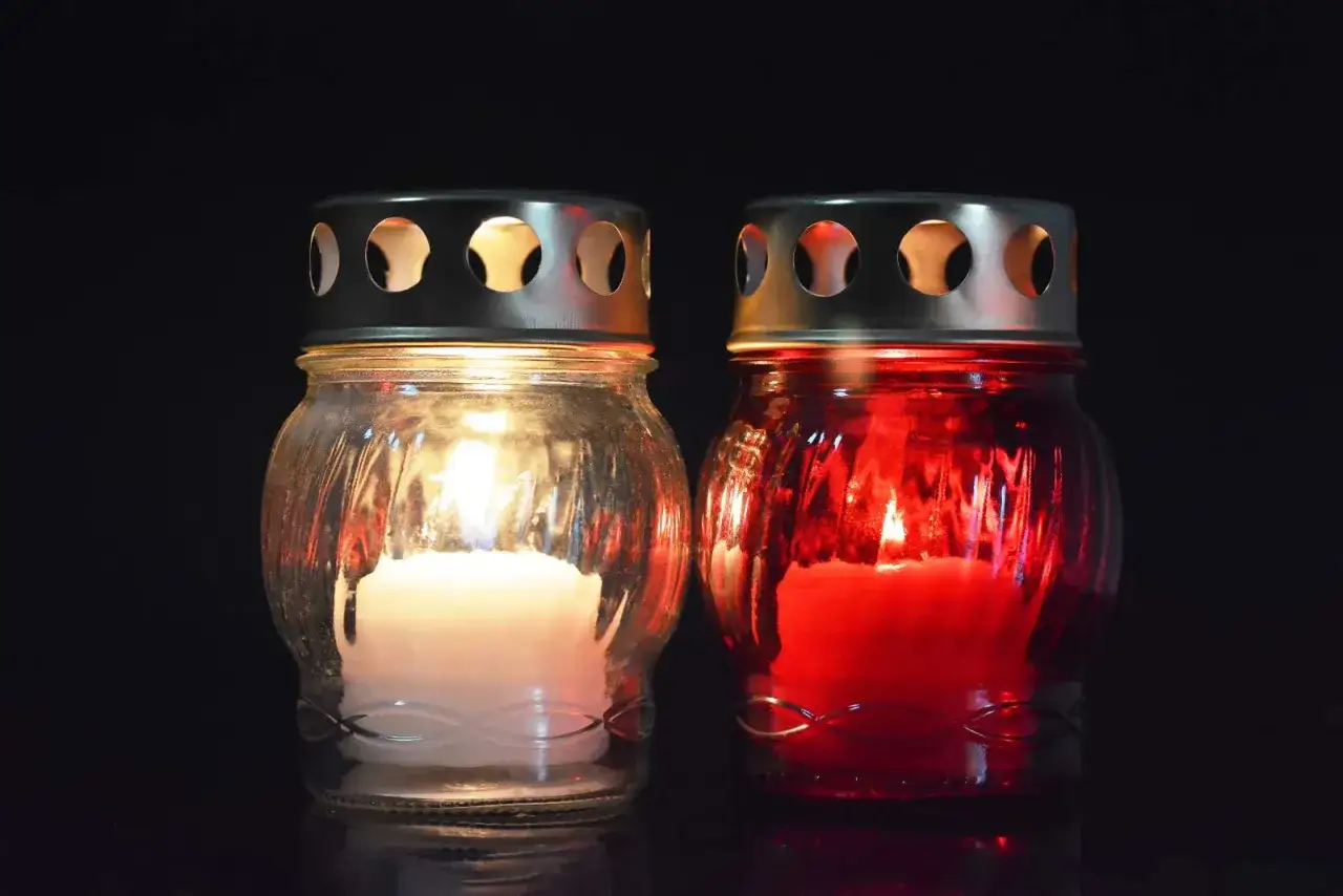 Dlaczego zniczy nie zapala się w dniu pogrzebu? Tradycja i przesądy.