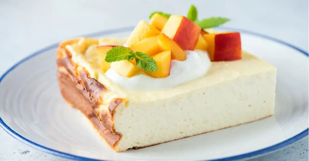 Puszysty sernik z brzoskwiniami i miętą, idealny do pieczenia z termoobiegiem.
