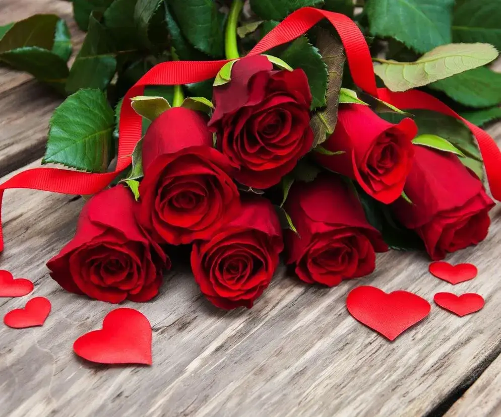 Myślę, że "Walentynki: Jak wybrać kwiaty, które zachwycą bardziej niż róże?" będzie idealnym tytułem.
Walentynki: Jak wybrać kwiaty, które zachwycą bardziej niż róże?