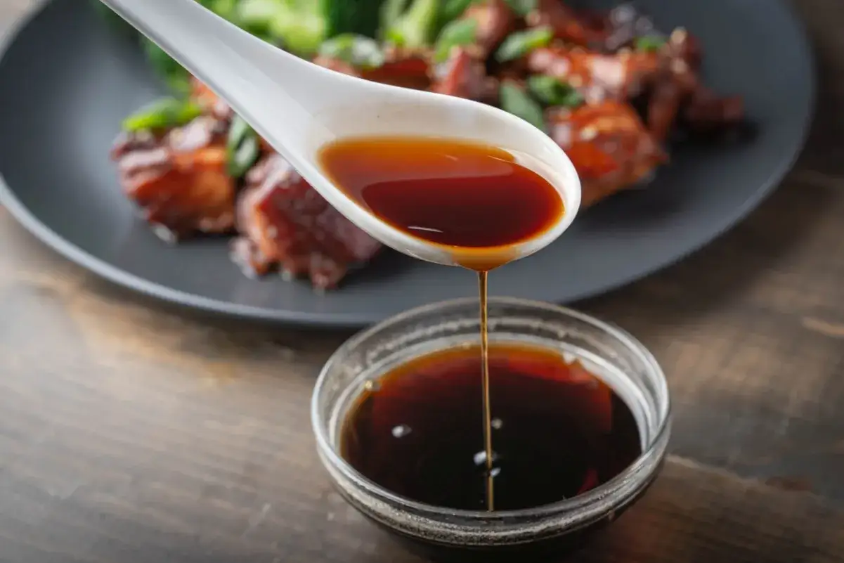 Sos teriyaki do czego? Idealny do mięsa z brokułami, nadaje potrawom słodko-słony smak.