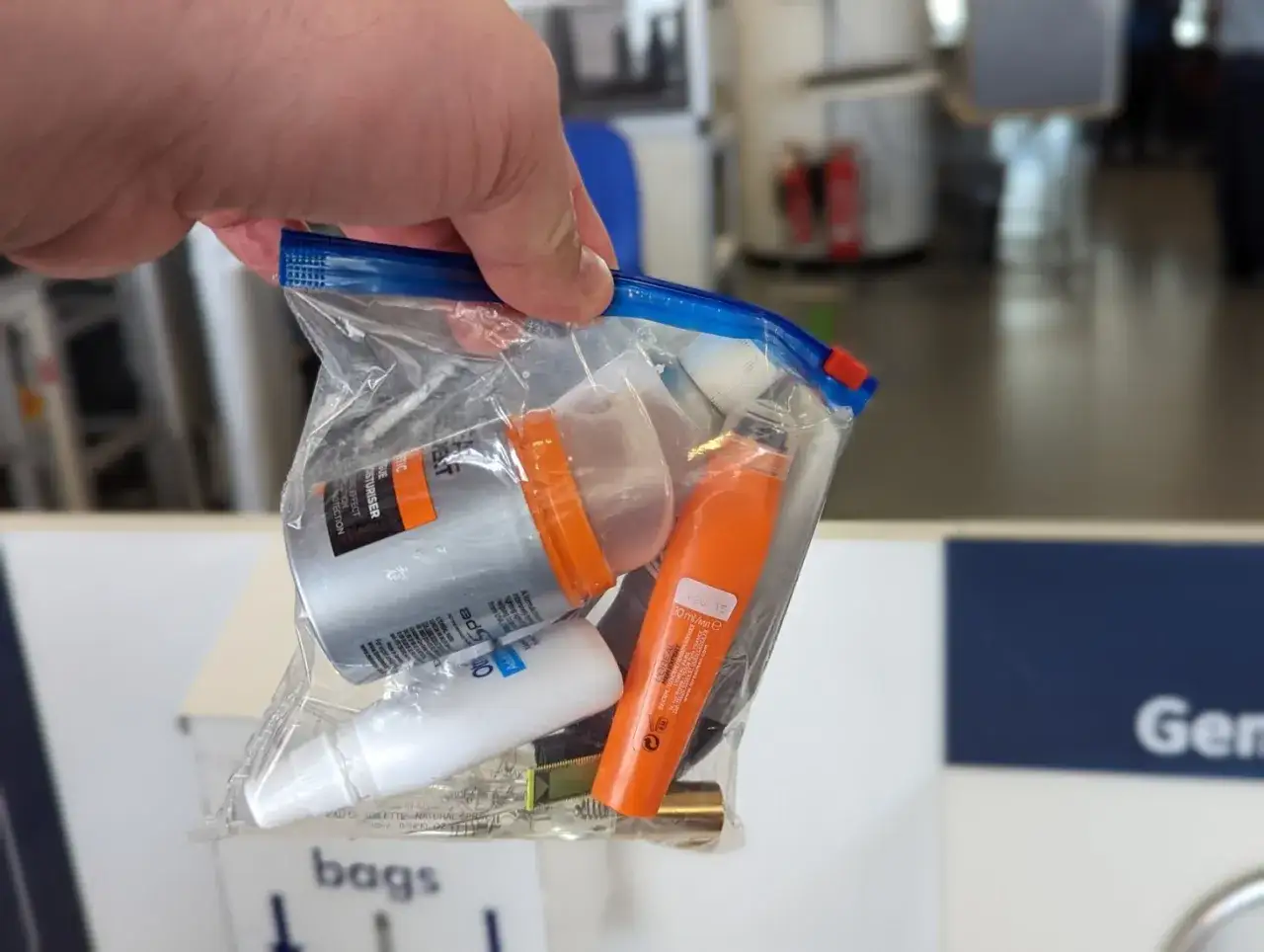 Limit płynów w Ryanair (100 ml): Jak spakować bez stresu?