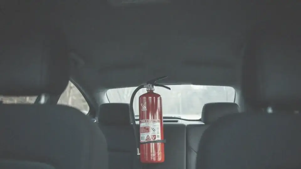 Czy gaśnica jest obowiązkowa w samochodzie? Sprawdź przepisy i kary