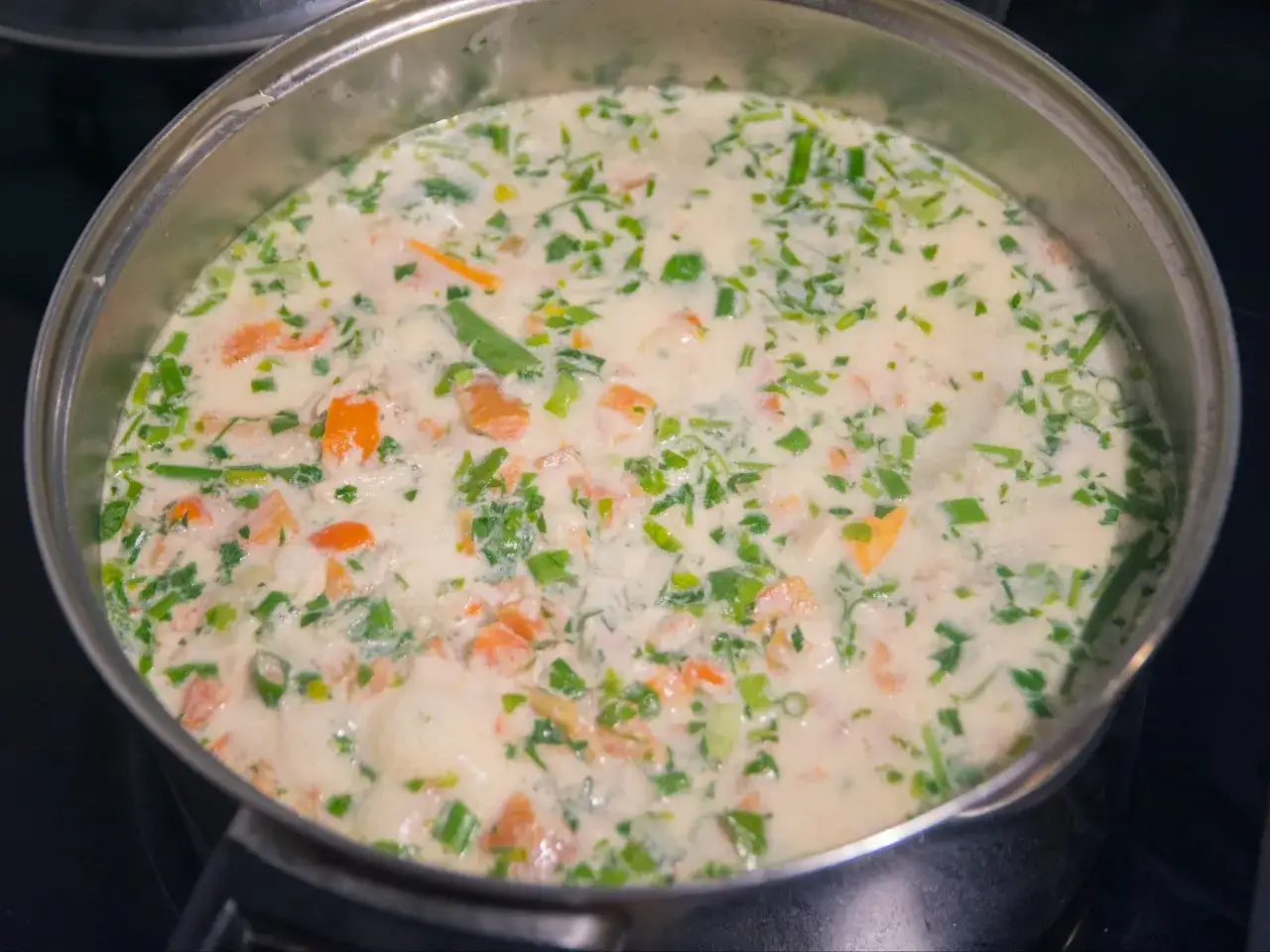 Czy gotować zupę po dodaniu śmietany? Unikaj rozwarstwienia i klopotów