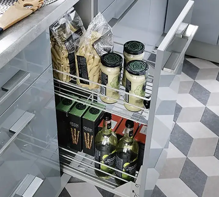 Jak układać w szafkach kuchennych, by zyskać więcej przestrzeni?