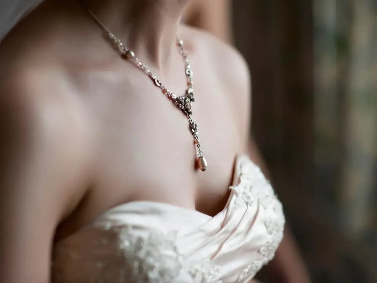 Idealna biżuteria ślubna: Sekrety dopasowania do sukni i stylu