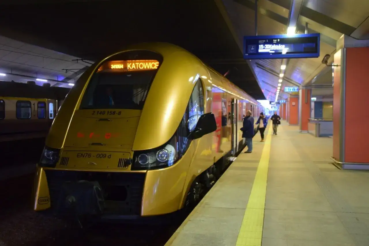 Złoty pociąg EN76-009 d z napisem "KATOWICE" na tablicy informacyjnej czeka na pasażerów. Może to być pociąg do Krakowa.