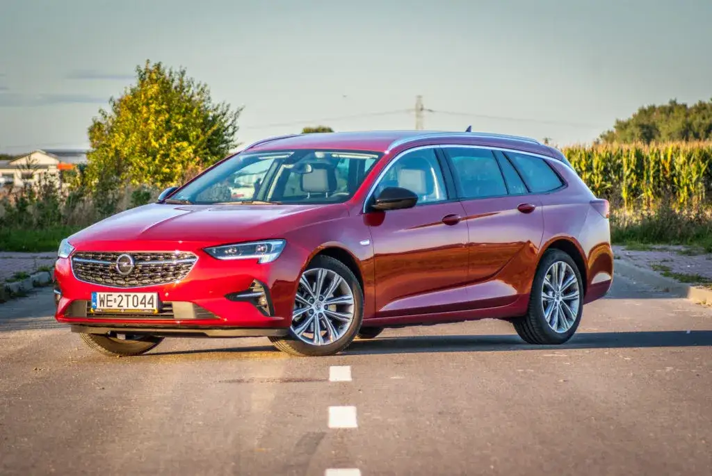 Pojemność baku Opel Insignia – co musisz wiedzieć przed podróżą