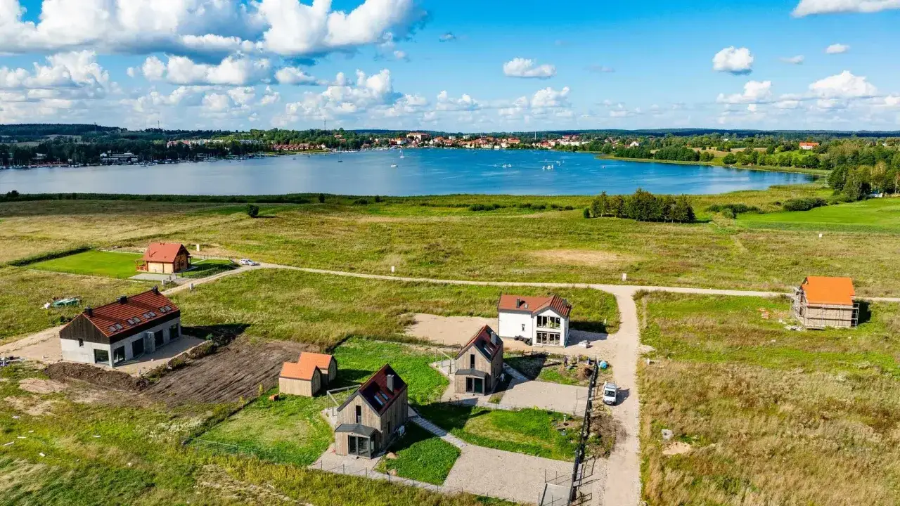 Działka nad jeziorem z linią brzegową w warmińsko-mazurskim - idealne miejsce na inwestycję
