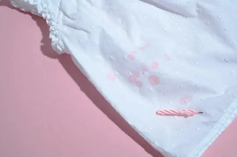 Jak usunąć stearynę z ubrania? Ciepło, zimno i bez śladu wosku!