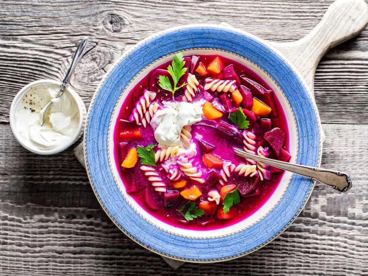 Ile kalorii ma zupa buraczkowa? Sprawdź, czy jest zdrowa dla diety