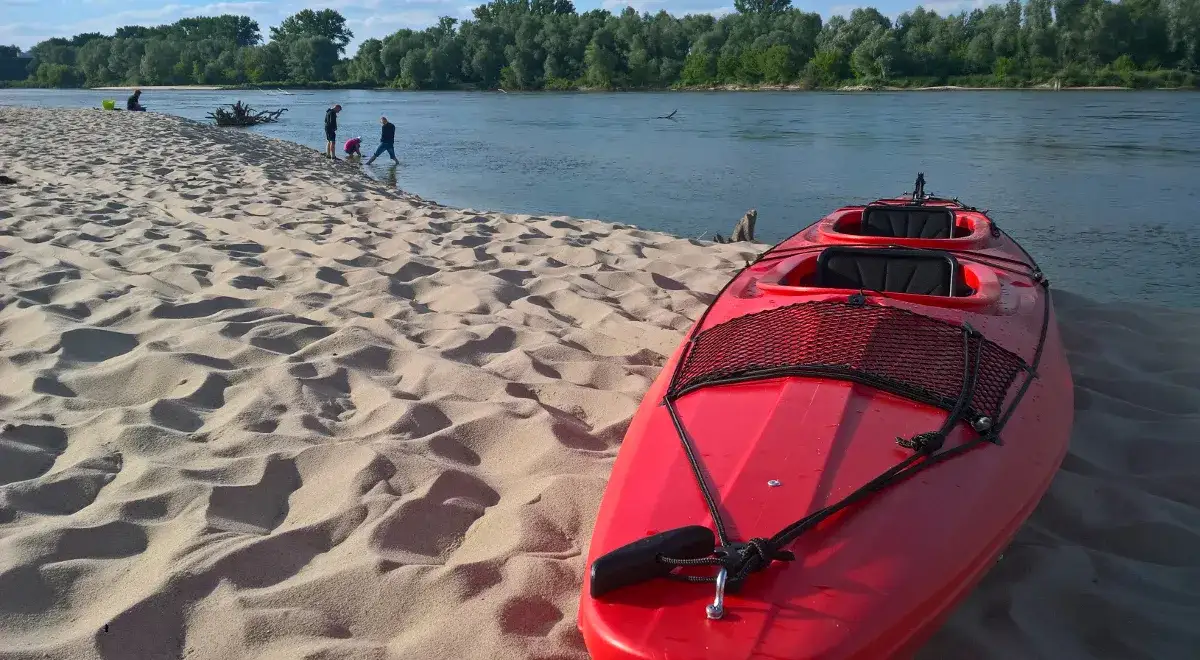 Czy można pływać kajakiem po Wiśle? Przepisy, bezpieczeństwo i najlepsze trasy