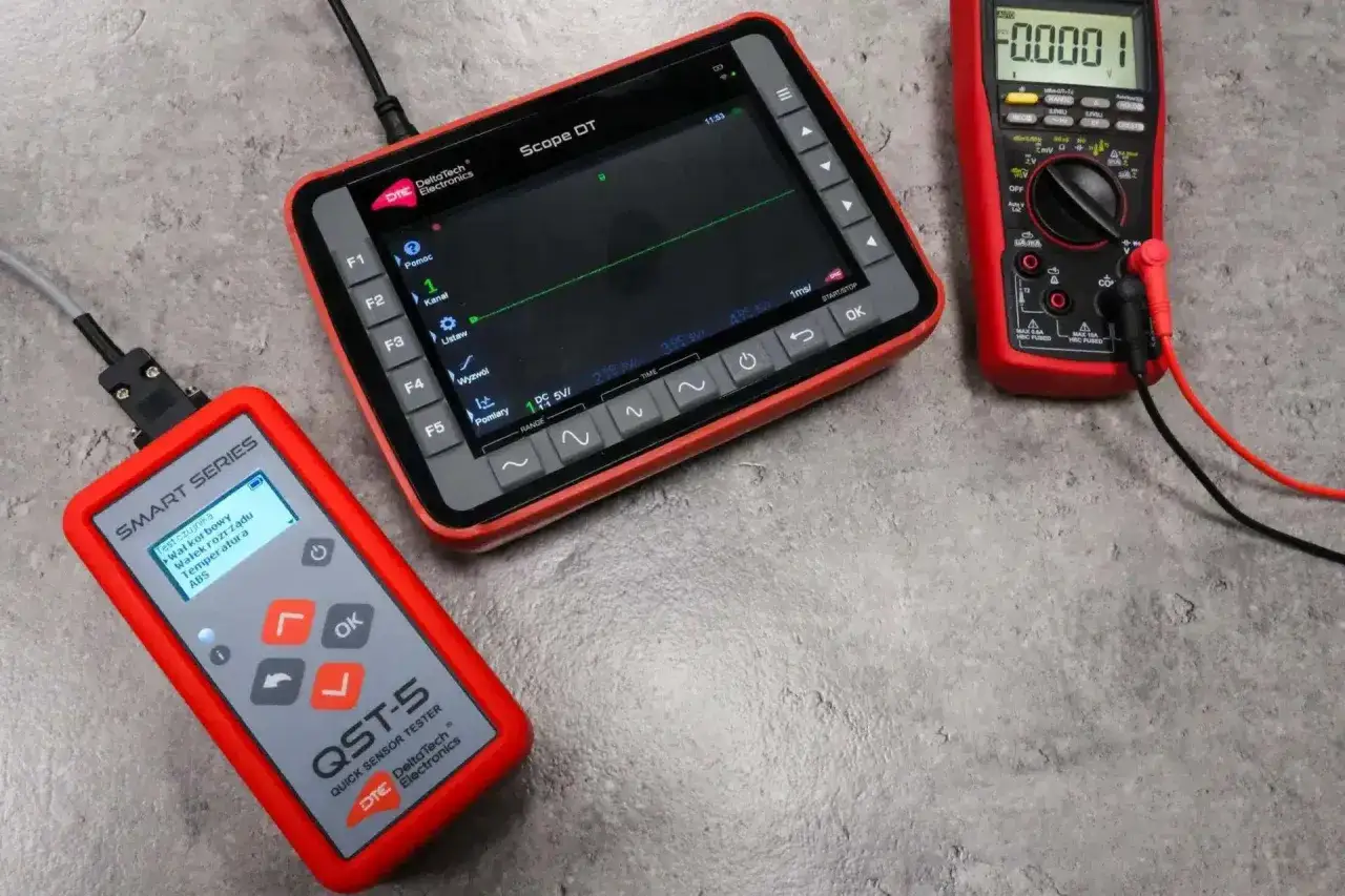 Dwa urządzenia diagnostyczne: oscyloskop i tester czujników, podłączone do przewodów.