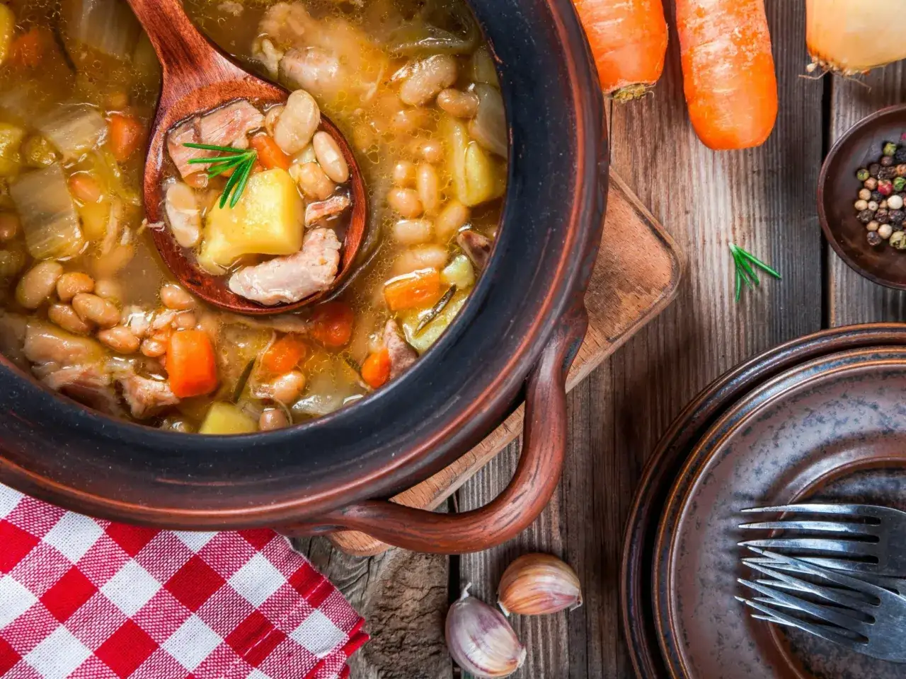 Jak wzbogacić zupę fasolową? Sekrety smaku i gęstości