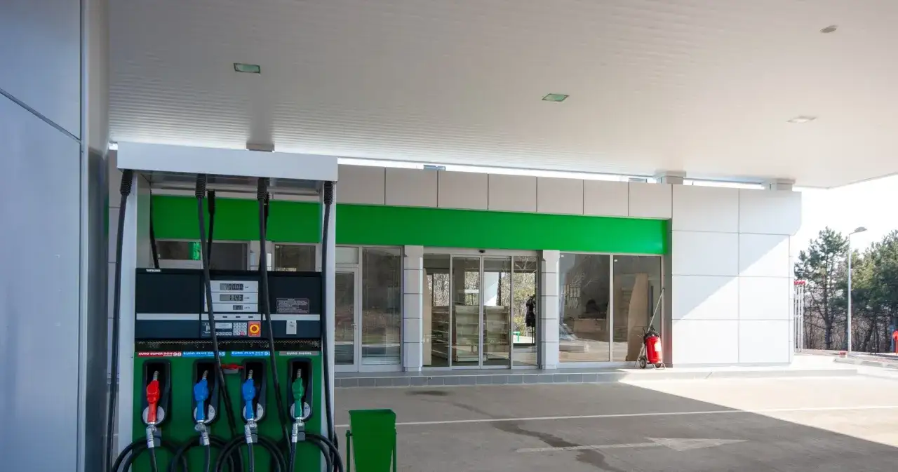 Stacja paliw z dystrybutorami i wejściem do sklepu. Czy to miejsce, gdzie kryją się prawdziwe powody wprowadzenia zakazu sprzedaży alkoholu na stacjach paliw?
