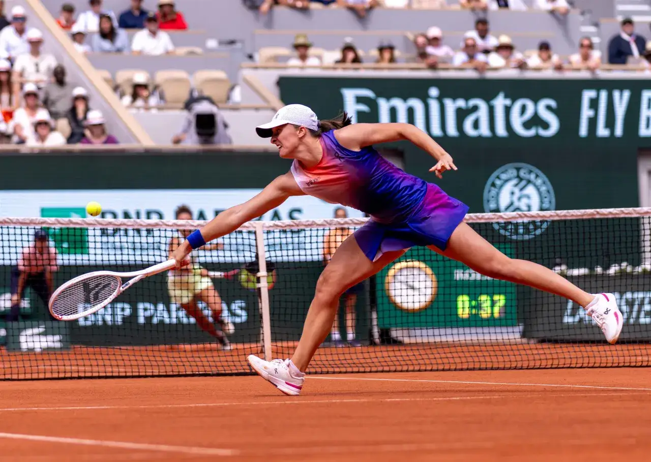 Kto trenuje Igę Świątek? Tajniki sukcesu mistrzyni