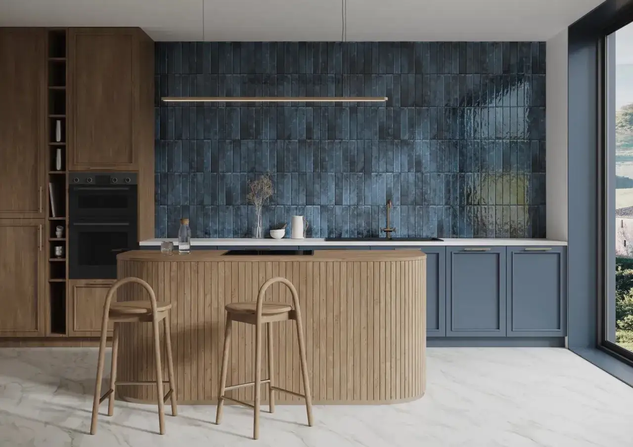 Nowoczesna kuchnia w stylu włoskim z drewnianą wyspą i niebieskimi kafelkami na ścianie.