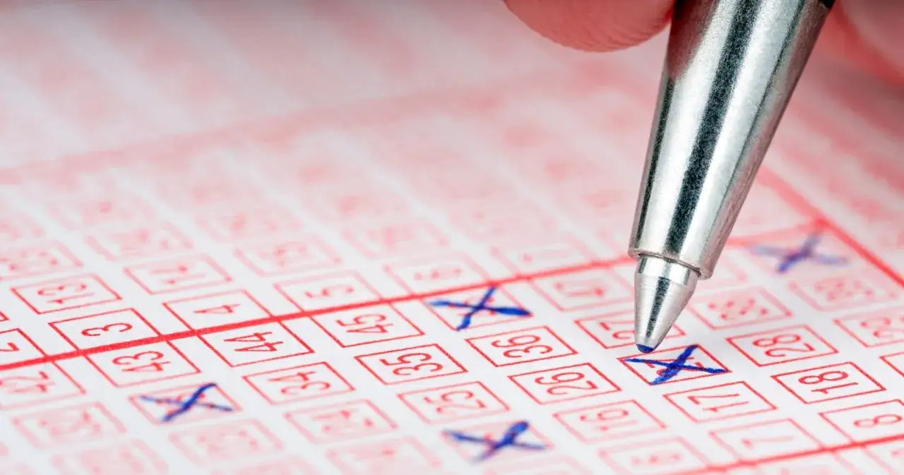 Długopis zaznacza liczby na kuponie lotto. Czy ktoś wygrał w lotto przez internet?