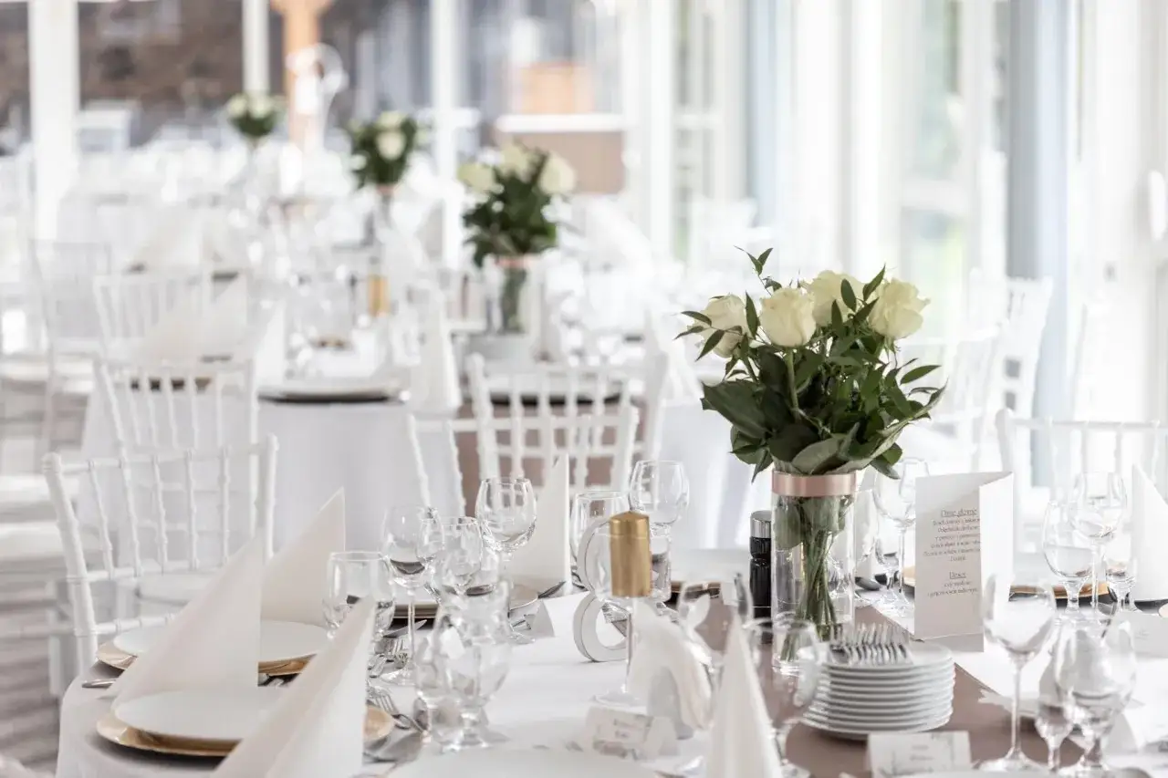 Jak wybrać menu weselne w dworku? Ceny i inspiracje 2026