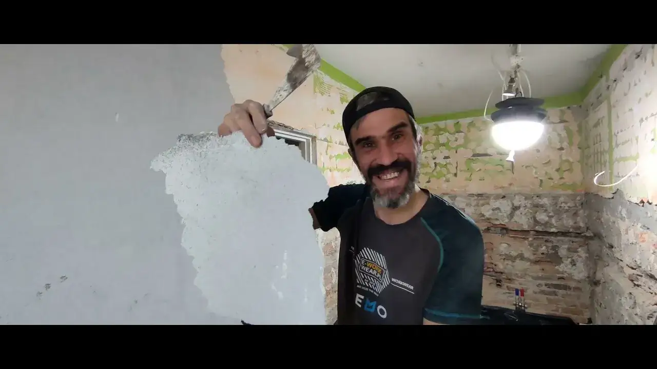 Czy gruntować pod tynk cementowo-wapienny? Uniknij problemów z przyczepnością