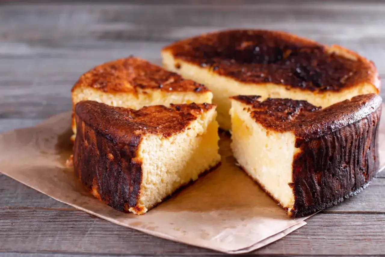Sernik z przypieczoną skórką, który nie opadł. Idealny przepis na puszyste ciasto.
