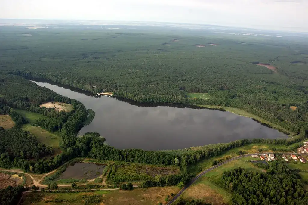 Jezioro Tarnowskie - niezwykła oaza wypoczynku na Pojezierzu Sławskim