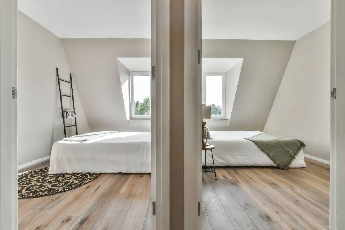 Dwa łóżka w pokoju z jednym oknem, idealne rozwiązanie, jak podzielić pokój z jednym oknem na dwa mniejsze.