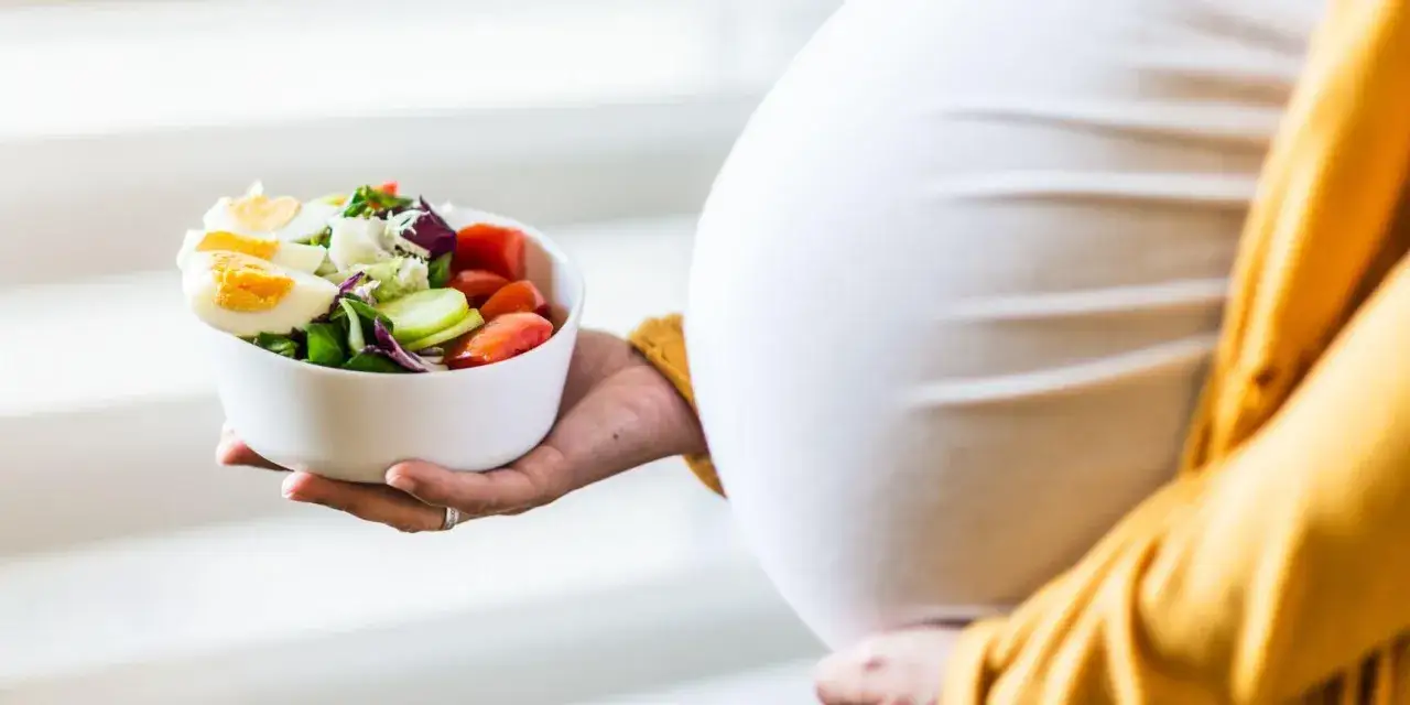 Czego nie jeść w ciąży? Pełna lista i porady dla przyszłych mam