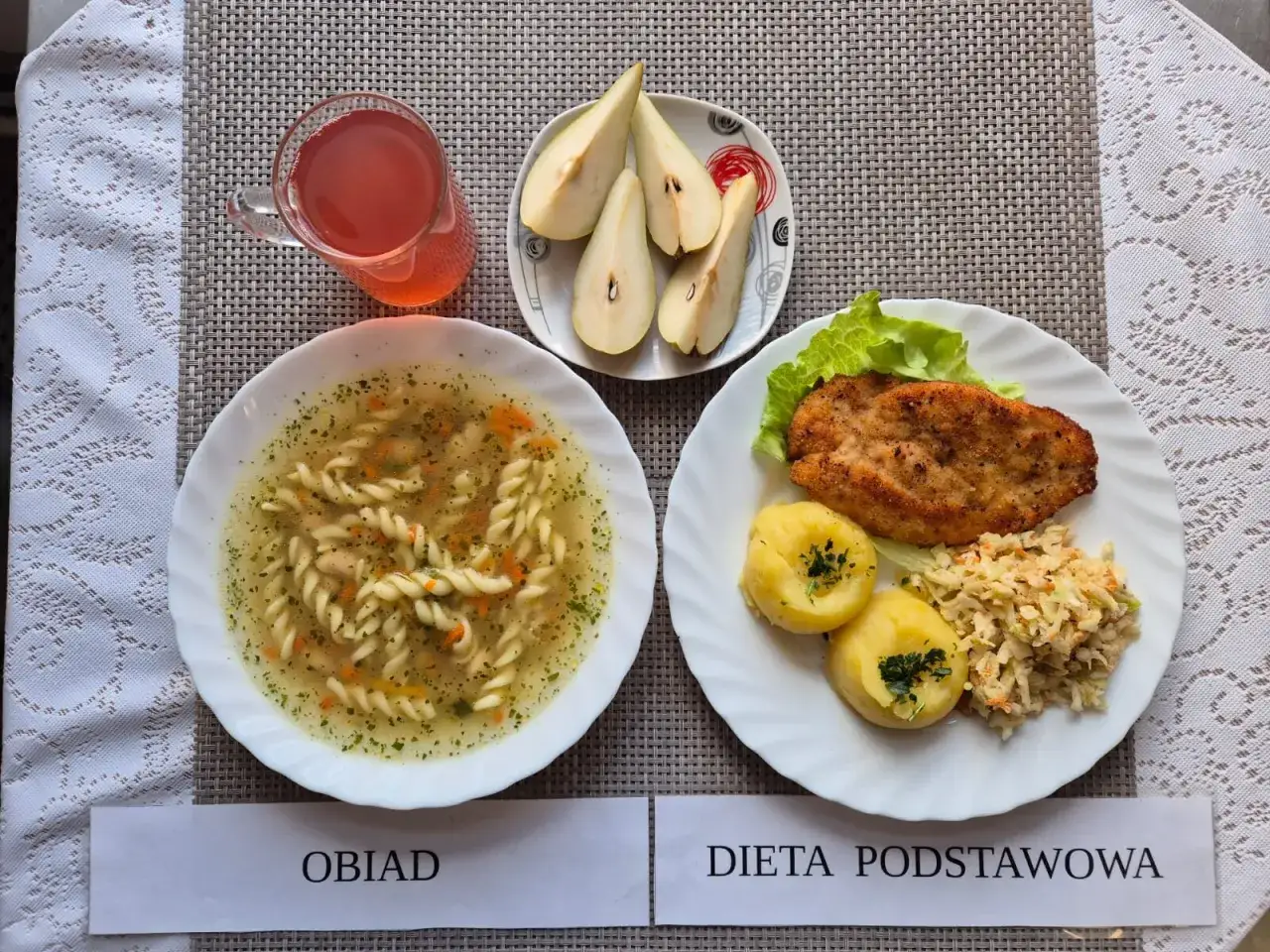 Darmowy obiad od klienta na delegacji vs. potrącenie z diety pracownika: zupa, kotlet, ziemniaki, surówka i kompot.