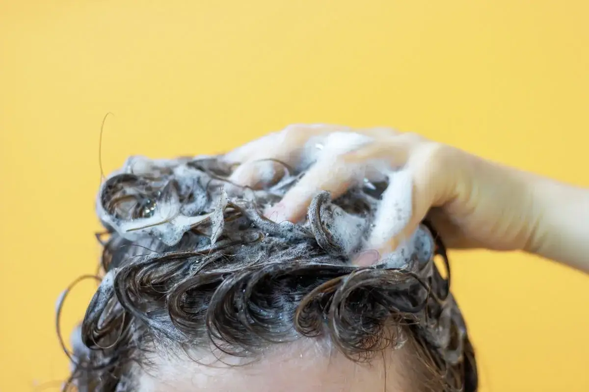 Jak zmyć farbę do włosów z włosów - skuteczne metody bez ryzyka