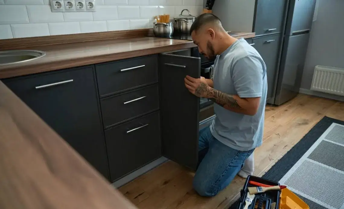 Jak okleić blat kuchenny - proste kroki, by uniknąć błędów