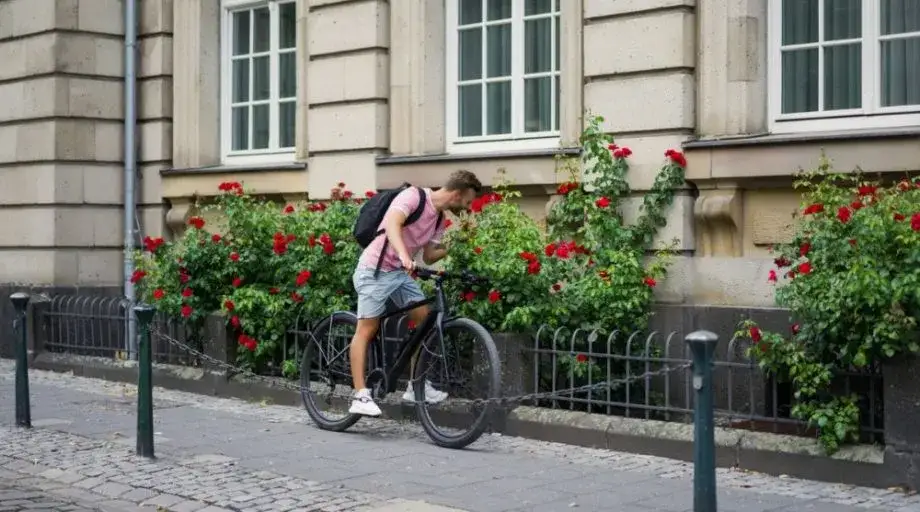Czy można jechać po chodniku rowerem? Sprawdź ważne przepisy i wyjątki