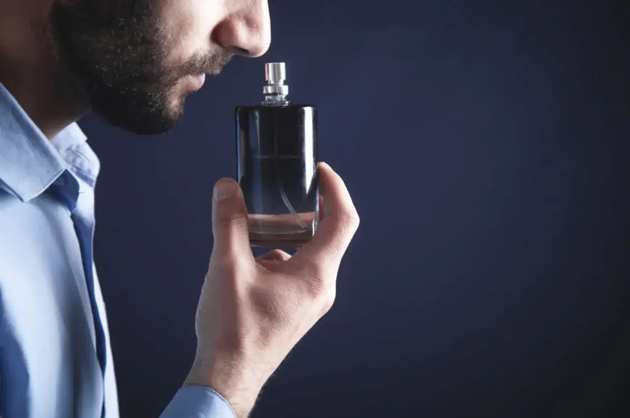 Perfumy z ogonem: Jak wybrać najtrwalsze? Ranking damskich i męskich