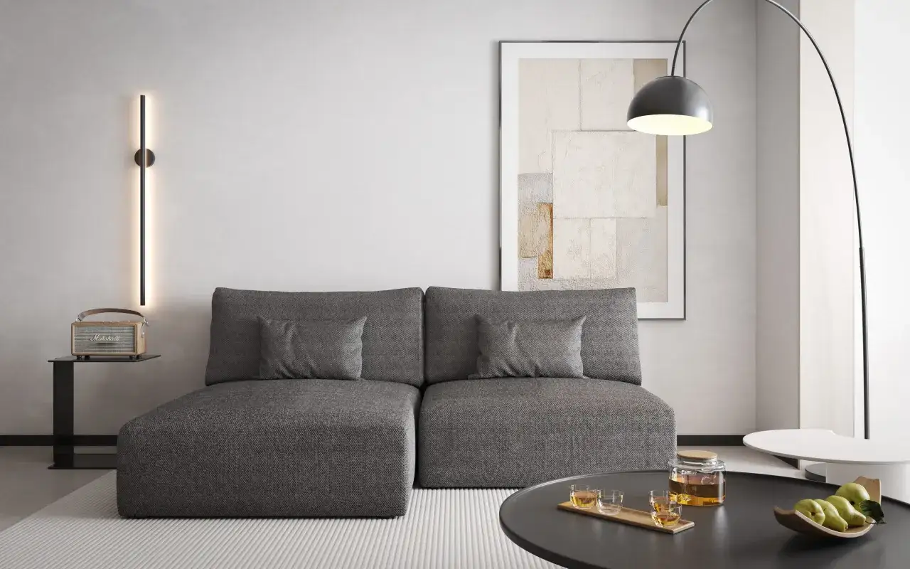 Nowoczesny salon z szarą kanapą, na ścianie pionowa lampa emitująca zielone światło. Czy zielony pasuje do szarego? Tak, tworzy przytulną atmosferę.