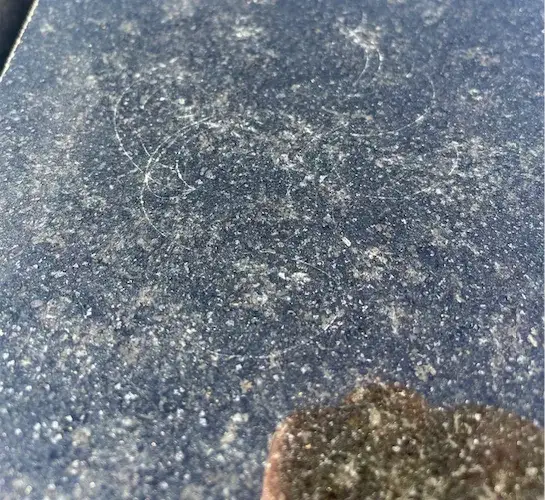 Jak bez wysiłku usunąć rysy z wykładziny PCV i przywrócić jej blask