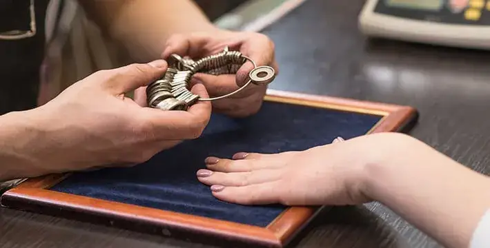 Jak dokładnie zmierzyć rozmiar 52 pierścionka, aby uniknąć pomyłek