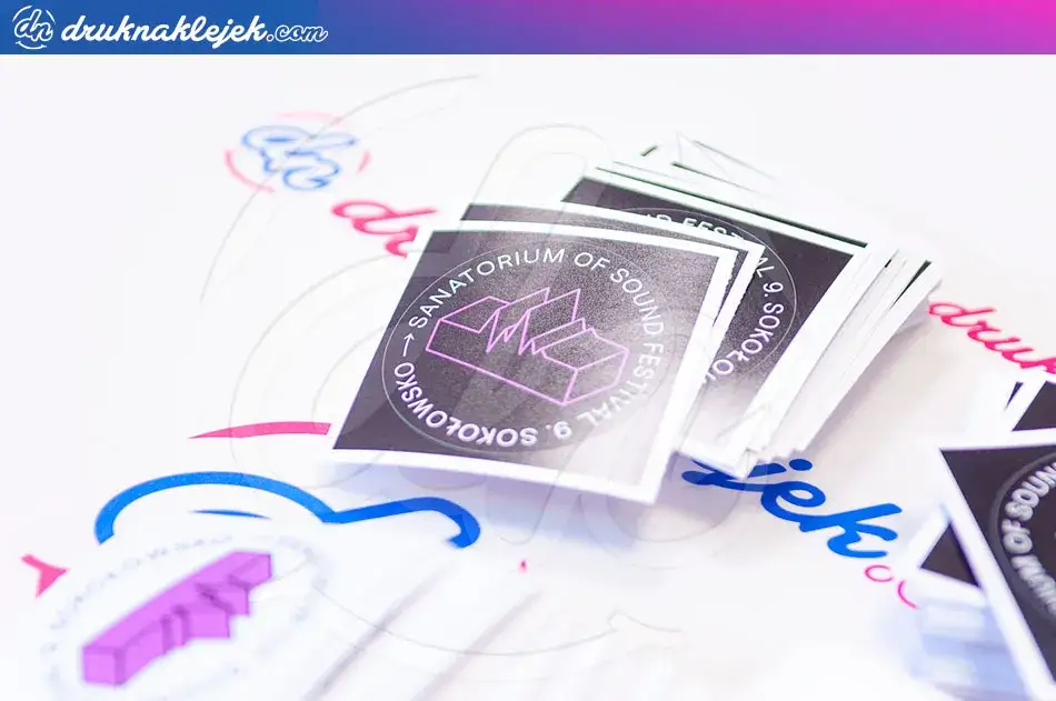 Naklejka na ubraniu? Usuń ją bezpiecznie i bez śladu!