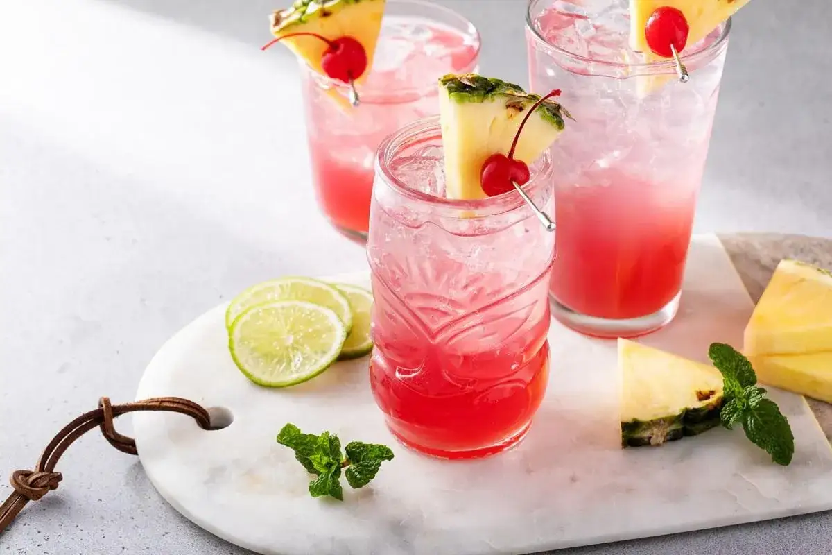 Drinki z ginem: Przepisy na G&T, Negroni i Pink Gin, które zrobisz w domu