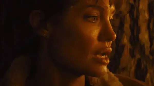 Najlepsze thrillery z Angeliną Jolie - ranking filmów, które musisz zobaczyć